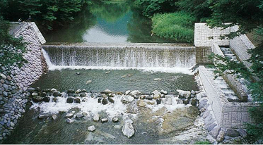 湯西川砂防ダムと魚道