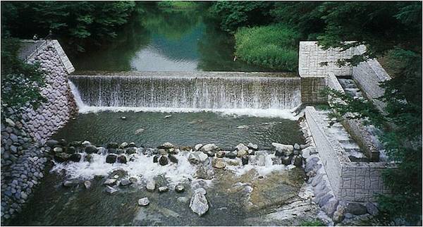 湯西川砂防堰堤と魚道の外観