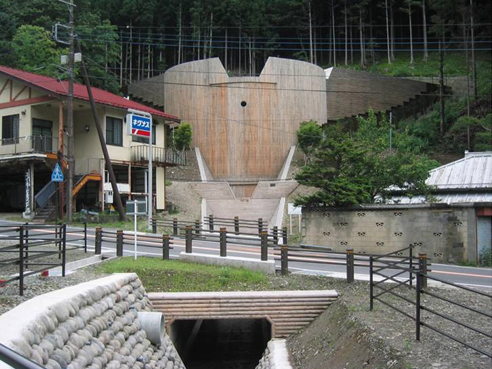 馬返し沢砂防堰ダムの外観